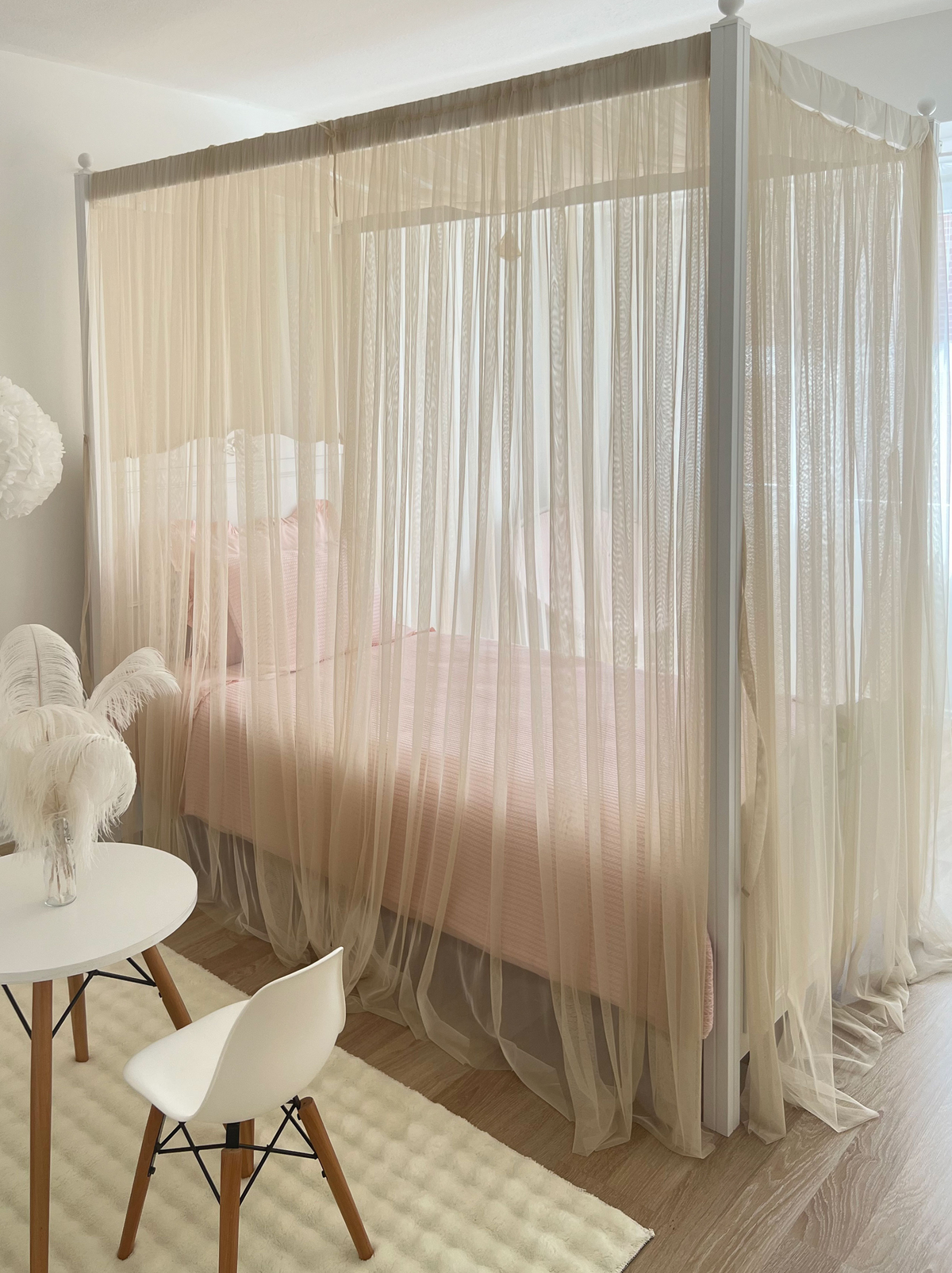 Poster Bed Deluxe-Beige