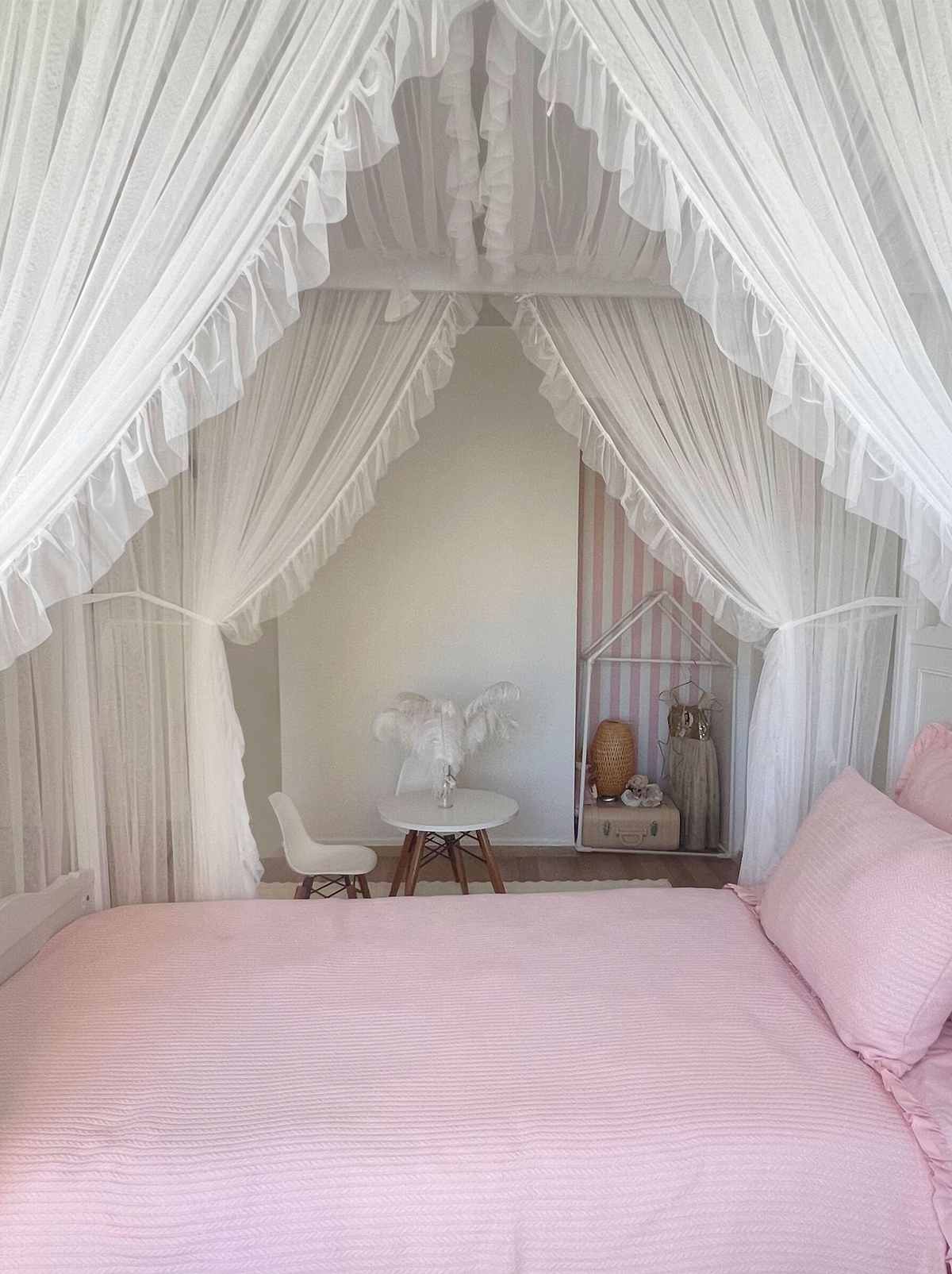 Poster Bed Deluxe with Frill-White