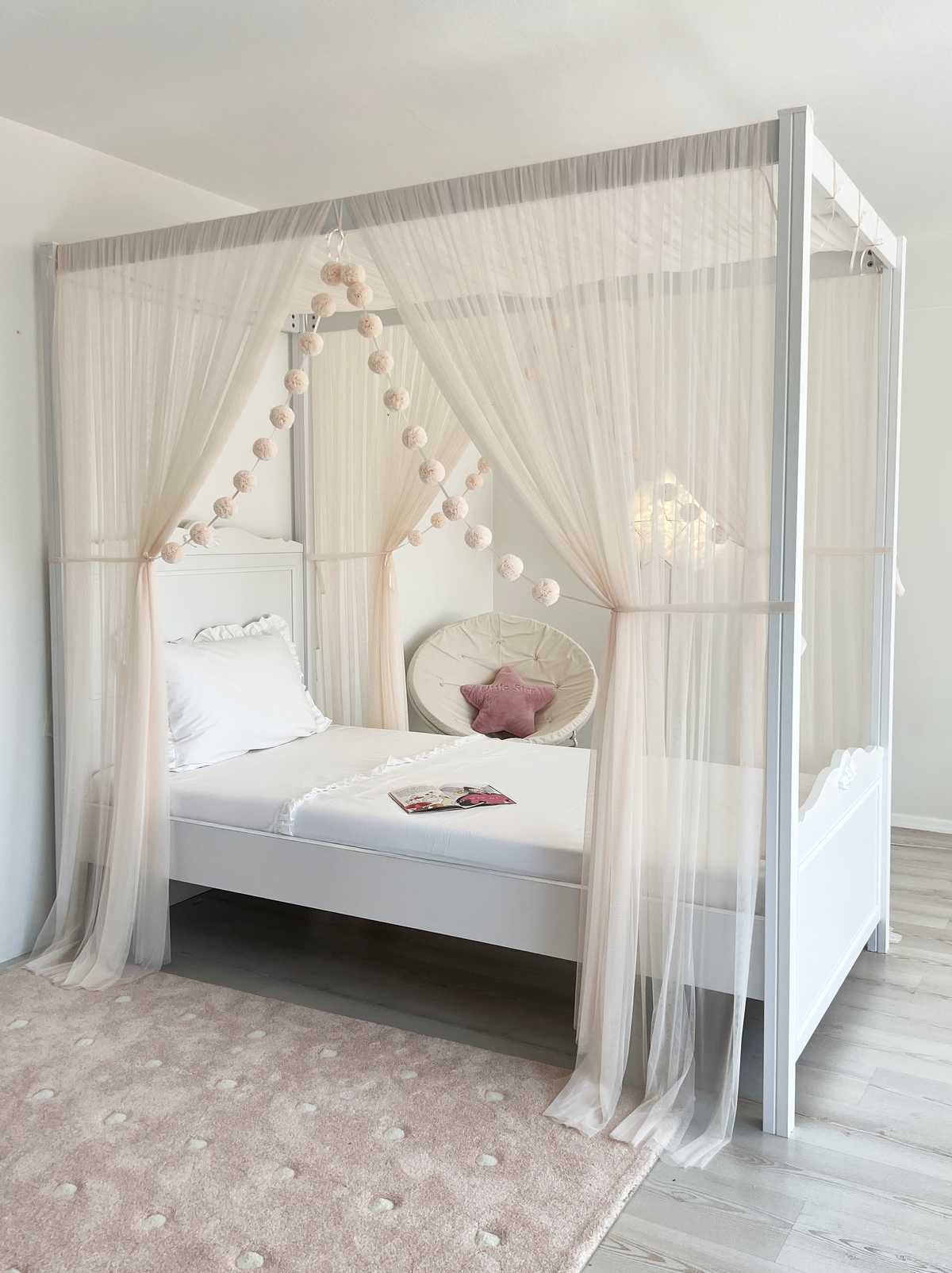 Poster Bed Basic- Soft Vanilla