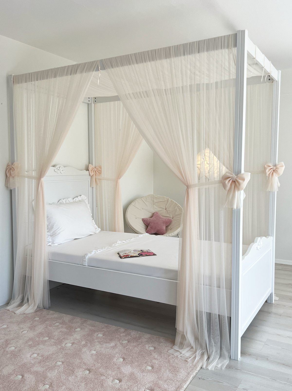 Poster Bed Basic- Soft Vanilla