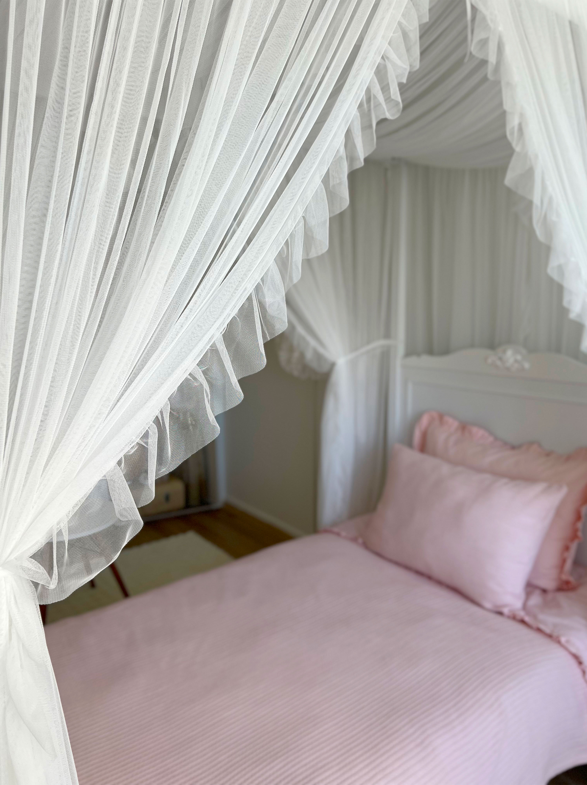 Poster Bed Deluxe with Frill-White