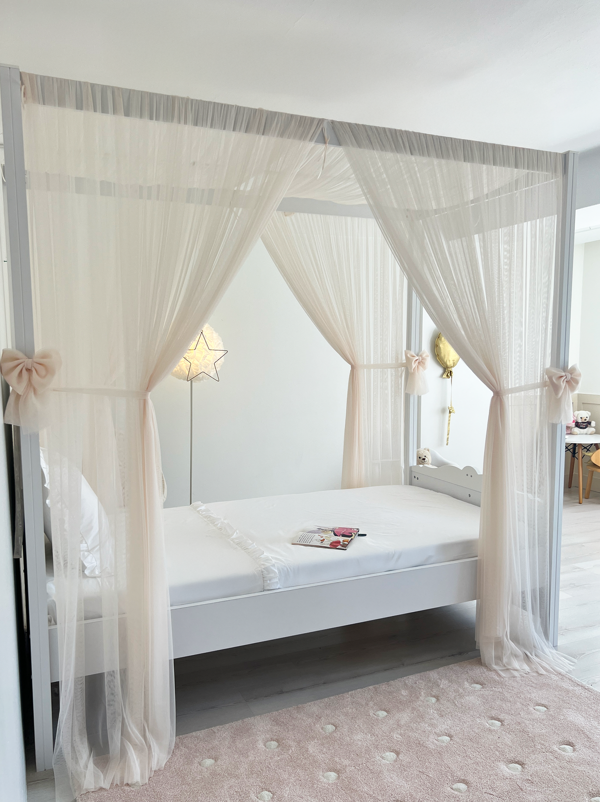 Poster Bed Basic- Soft Vanilla
