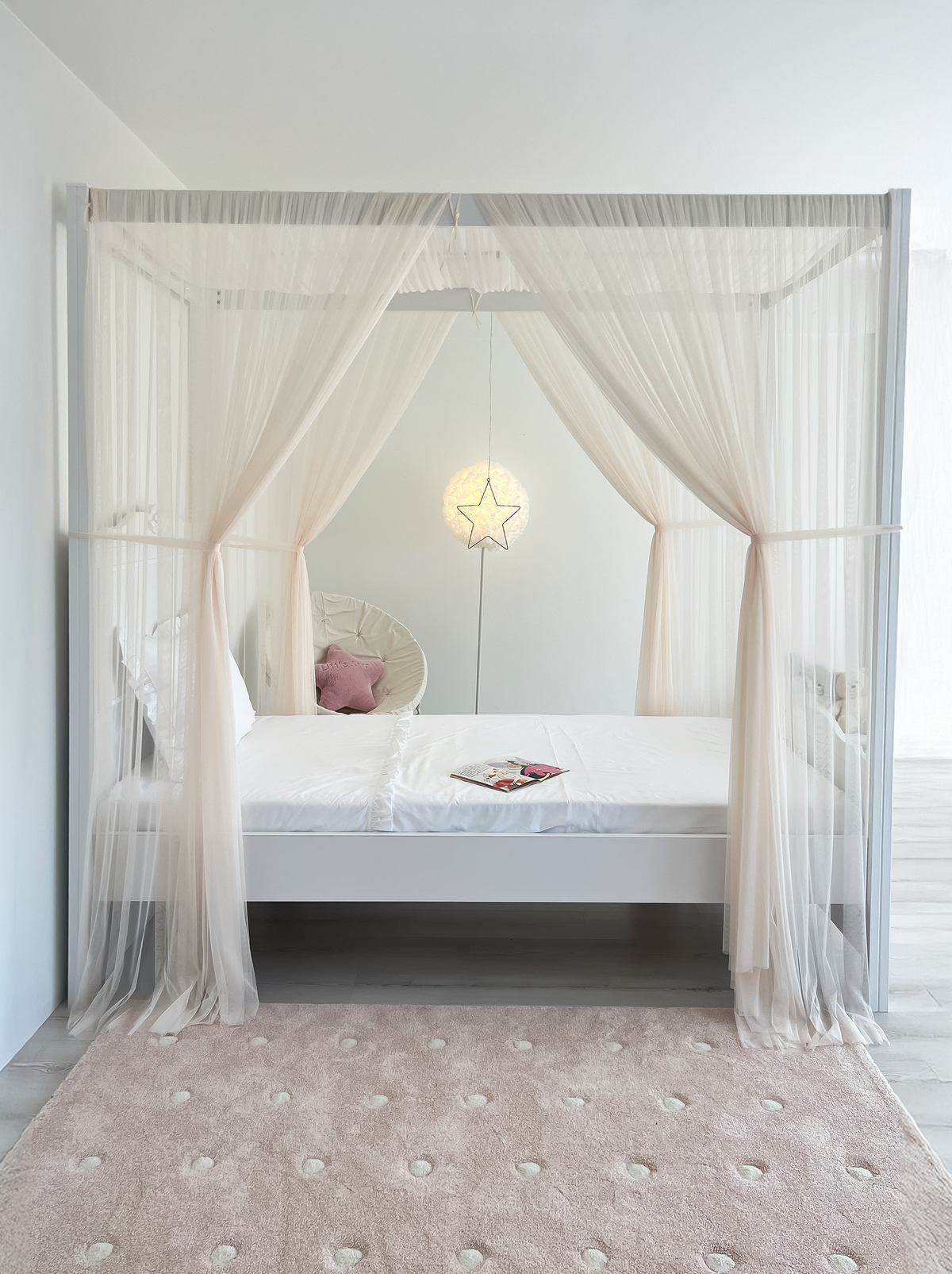 Poster Bed Basic- Soft Vanilla