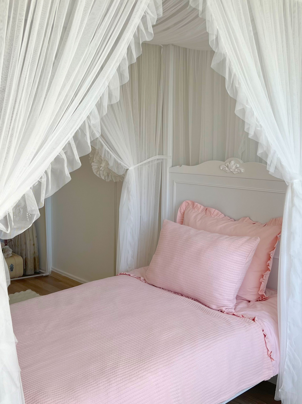 Poster Bed Deluxe with Frill-White