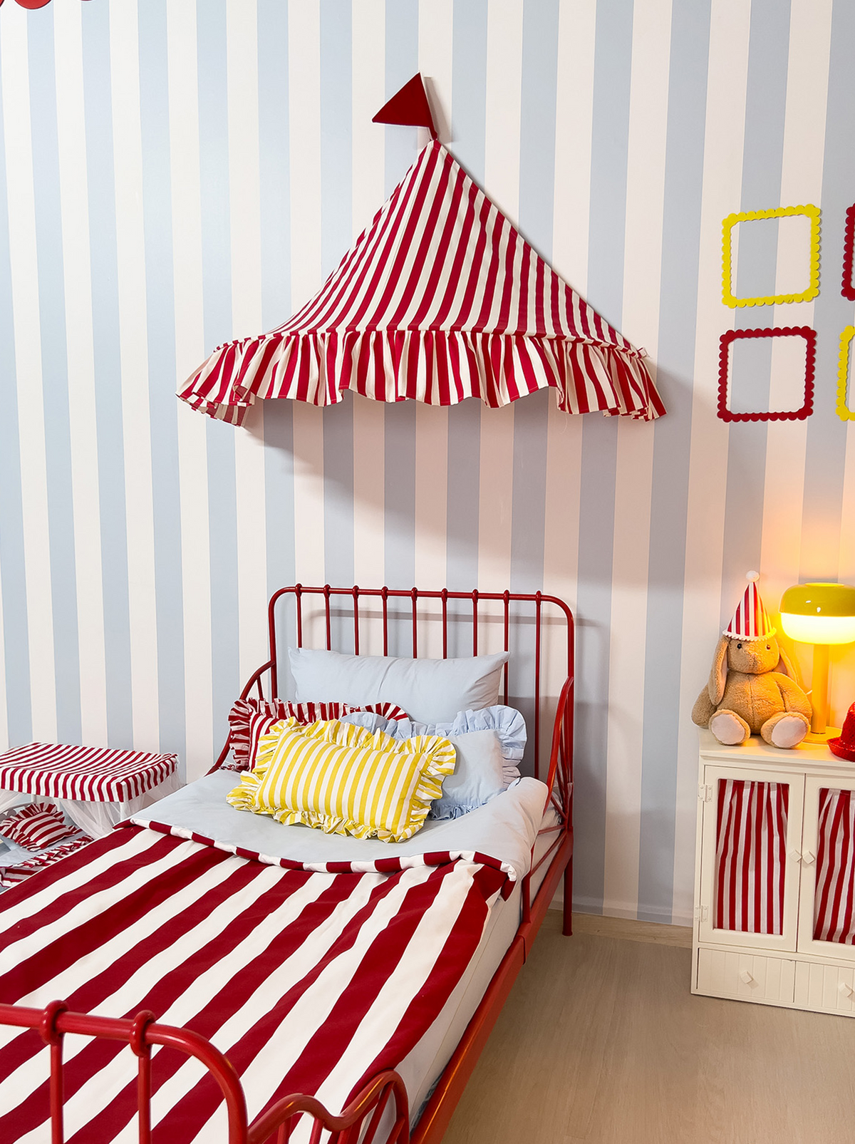 Half Moon Canopy Frill-Circus